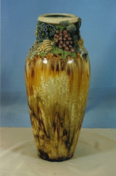 161.J Vase décor Fruits et Raisins<br/>H: 55cm - Valeur : 12000