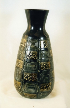 164.J Vase carrés gravés - Grès émaillé noir avec rehauts d'or caillou<br/>(Esquisse du vase précédent) - Valeur 7500