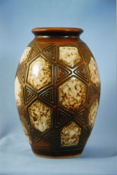 306.J Vase Géométrie - Grès blanc émaillé<br/>Valeur : 2500