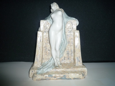 1.J - Statuette Courtisane au mur KOXΛIΣ - Porcelaine partiellement émaillée<br/>Modèle rare - H: 27cm - Valeur : 15000