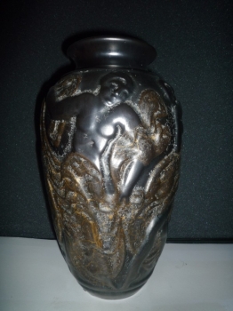 Vase femme au drapeau dansant<br/>Valeur : 6000