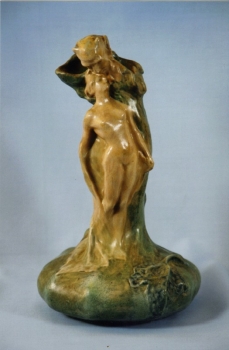 11.F - Vase nymphe et faune - Albert Finot - Grès blanc émaillé<br/>Valeur : 7500