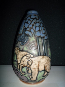 Vase aux éléphants - Modèle de Legrand<br/>H: 30cm - Valeur : 7500